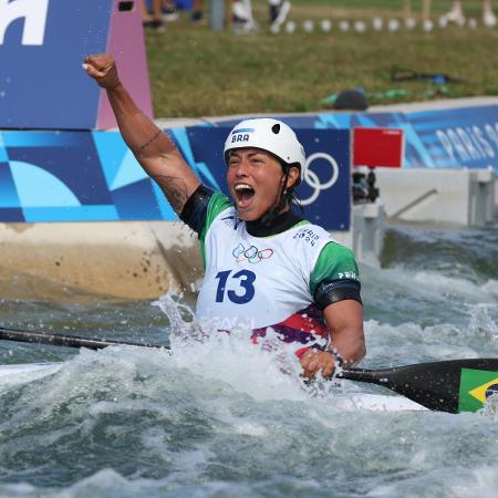 Ana Sátila comemora na semifinal da canoagem slalom nas Olimpíadas de Paris