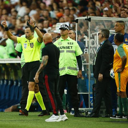 Árbitro Sávio Sampaio anula gol do Fluminense em clássico contra o Flamengo após checagem no VAR