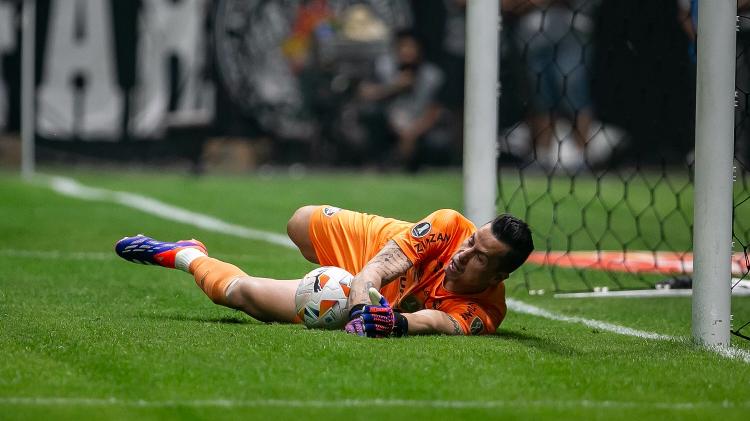 Fábio defende pênalti durante jogo entre Atlético-MG e Fluminense pela Libertadores