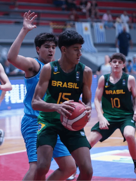 Duelo entre Brasil e Uruguai pelo Sul-Americano Sub-15 de basquete masculino