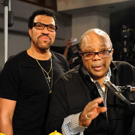 Lionel Richie (à esquerda) e Quincy Jones posam durante tributo ao álbum We Are The World, em 2010