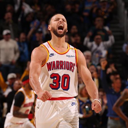 Curry comemora cesta durante a vitória dos Warriors sobre os Timberwolves, na NBA