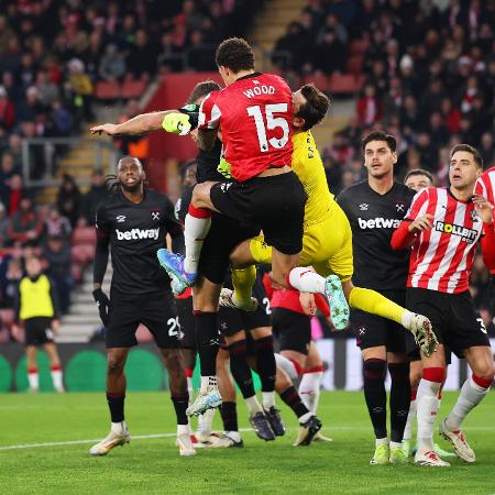 Lukasz Fabianski, goleiro do West Ham, se chocou com Nathan Wood, do Southampton em jogo do Inglês