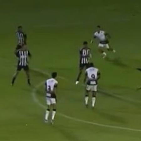 Índio, do Atlético-MG, comete pênalti durante jogo contra o Corinthians no Brasileirão Sub-20 Índio, do Atlético-MG, comete pênalti durante jogo contra o Corinthians no Brasileirão Sub-20