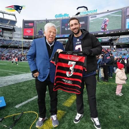 Léo Ortiz com dono da franquia do Patriots, Robert Kraft, em jogo da NFL nos EUA Léo Ortiz com dono da franquia do Patriots, Robert Kraft, em jogo da NFL nos EUA