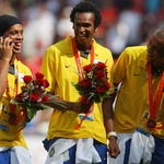 Ronaldinho Gaúcho, Jô e Alex Silva recebem a medalha de bronze dos Jogos Olímpicos de 2008 pela seleção brasileira - undefined