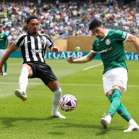 Piquerez e Vitinho disputam bola em jogo entre Palmeiras e Botafogo no Mundial Piquerez e Vitinho disputam bola em jogo entre Palmeiras e Botafogo no Mundial