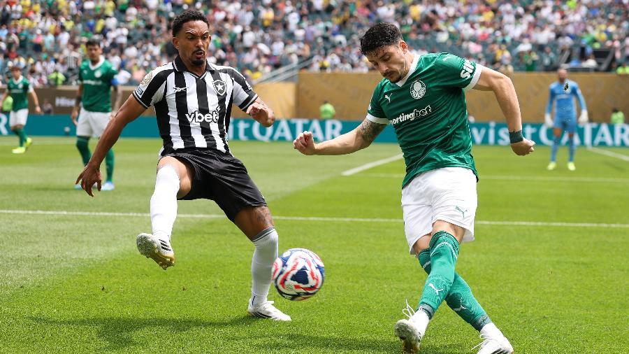 Piquerez e Vitinho disputam bola em jogo entre Palmeiras e Botafogo no Mundial