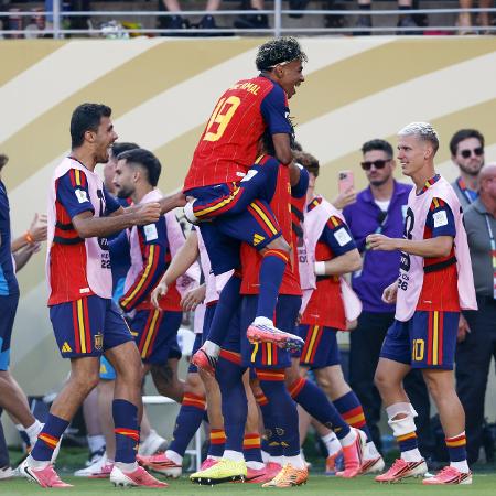 Jogadores da Espanha comemoram gol contra a Argentina pela Copa do Mundo