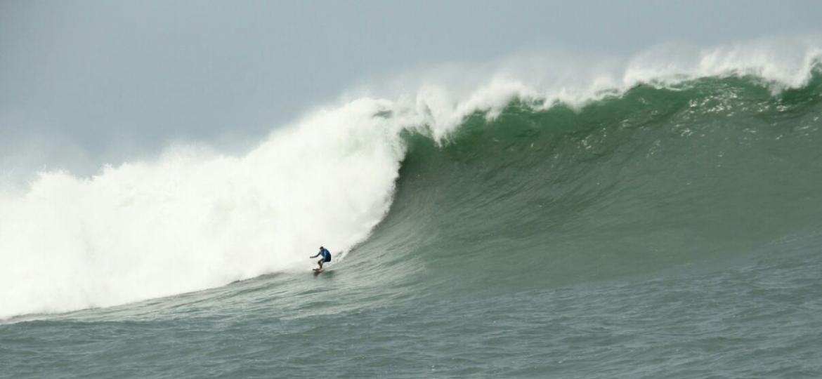 Thiago Jacaré surfa onda gigante na Laje de Jaguaruna (SC) - Rafashot