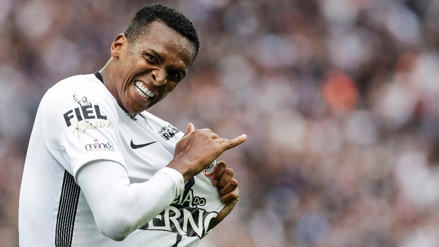 Jô comemora gol do Corinthians contra o Palmeiras na temporada 2017, em que ele fez 25 gols - Ale Cabral/AGIF