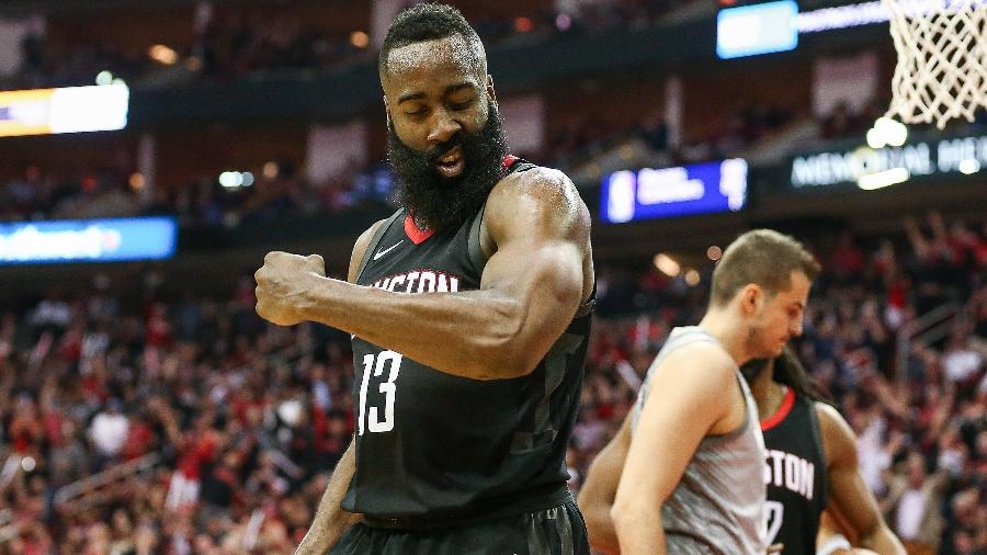 James Harden mostra os músculos para comemorar cesta do Houston Rockets contra o Minnesota Timberwolves - Troy Taormina/USA TODAY Sports