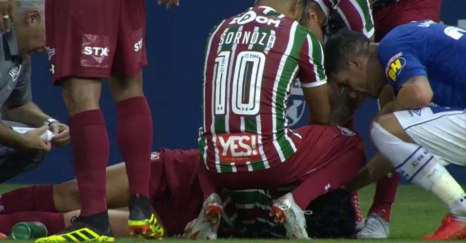 Pedro, caído, é atendido durante o jogo Cruzeiro x Fluminense pelo Campeonato Brasileiro 2018