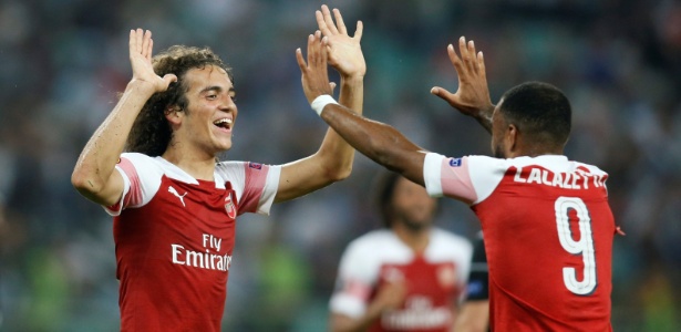 Guendouzi comemora com Lacazette gol do Arsenal diante do Qarabag - REUTERS/David Mdzinarishvili