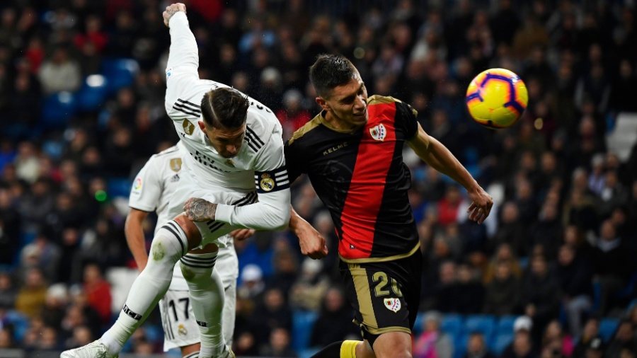 Sergio Ramos, do Real Madrid, disputa jogada pelo alto com Emiliano Velazques, do Rayo Vallecano - GABRIEL BOUYS/AFP