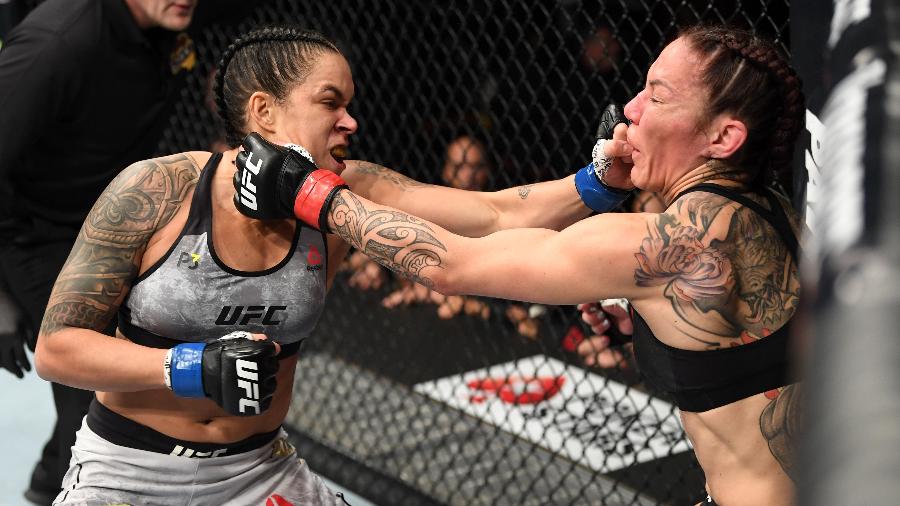 Amanda Nunes acerta soco em Cris Cyborg durante luta no UFC 232 - Josh Hedges/Zuffa LLC/Zuffa LLC via Getty Images
