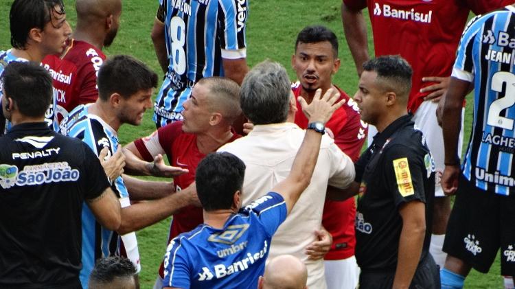 Kannemann, D'Alessandro, Renato e Lindoso em meio à confusão durante Gre-Nal 419 - Jeremias Wernek/UOL - Jeremias Wernek/UOL