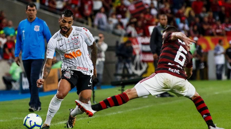 Michel Macedo sob observação do técnico Fábio Carille, do Corinthians, em jogo nesta temporada - Rodrigo Gazzanel/Agência Corinthians