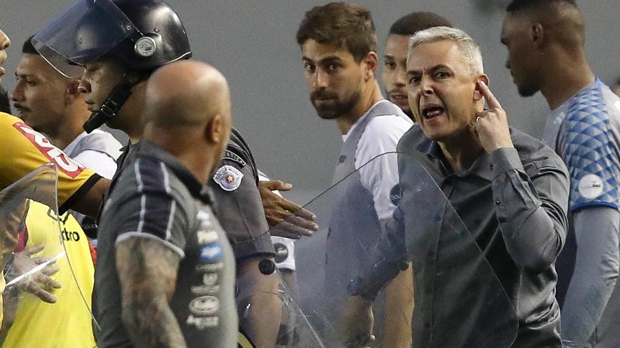 Sampaoli e Tiago Nunes discutem feio após o empate entre Santos e Athletico-PR - MARCO GALVãO/FOTOARENA/FOTOARENA/ESTADÃO CONTEÚDO