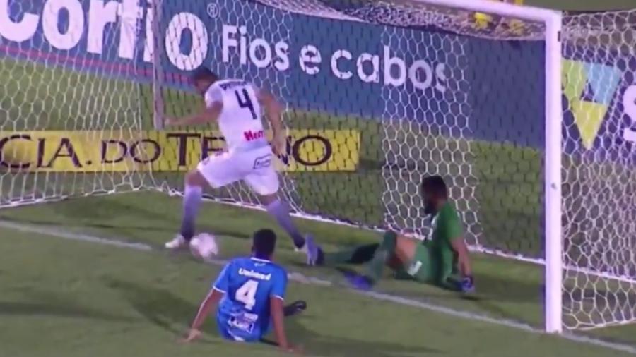 De branco, zagueiro Edson Borges, do Operário, ficou sozinho para fazer o gol - e não conseguiu - Reprodução/Sportv