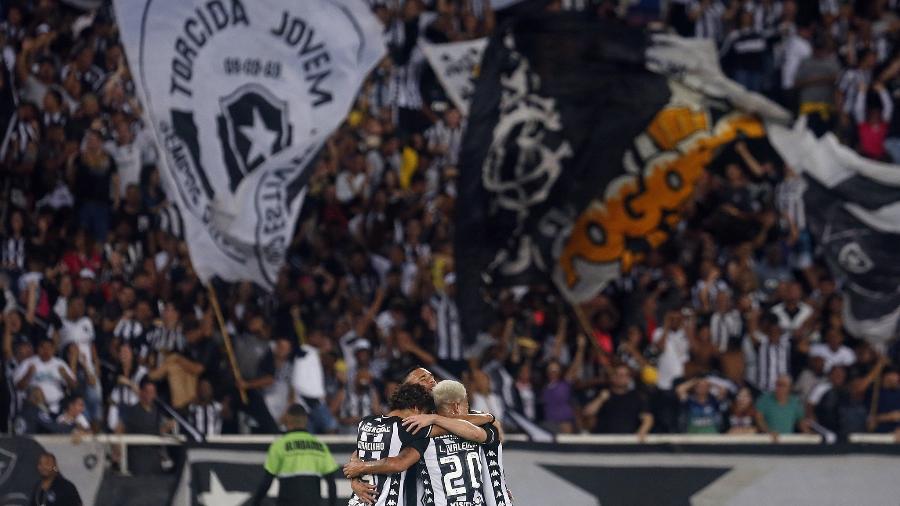 Jogadores do Botafogo comemoram gol diante da torcida no Nilton Santos - Vitor Silva/Botafogo
