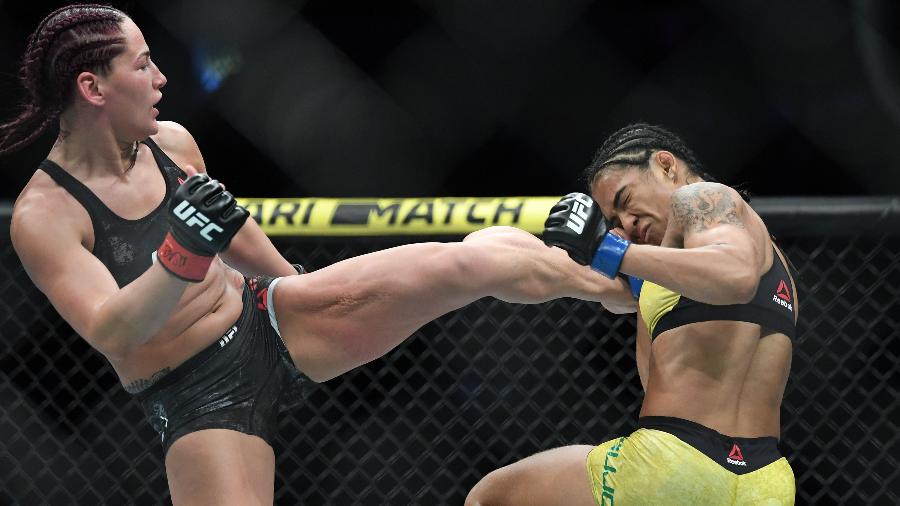 A americana Jessica Eye acerta chute na brasileira Viviane Araújo durante luta no card preliminar do UFC 245 - Stephen R. Sylvanie/USA TODAY Sports
