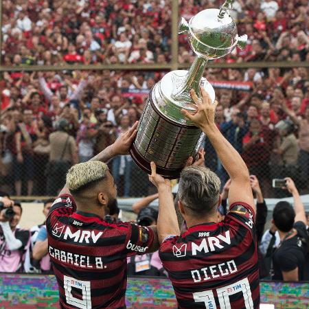 Gabigol e Diego, do Flamengo, levantam taça da Libertadores após o título de 2019 - ALEXANDRE VIDAL/Flamengo