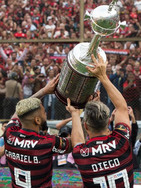 Gabigol e Diego, do Flamengo, levantam taça da Libertadores após o título de 2019 - ALEXANDRE VIDAL/Flamengo