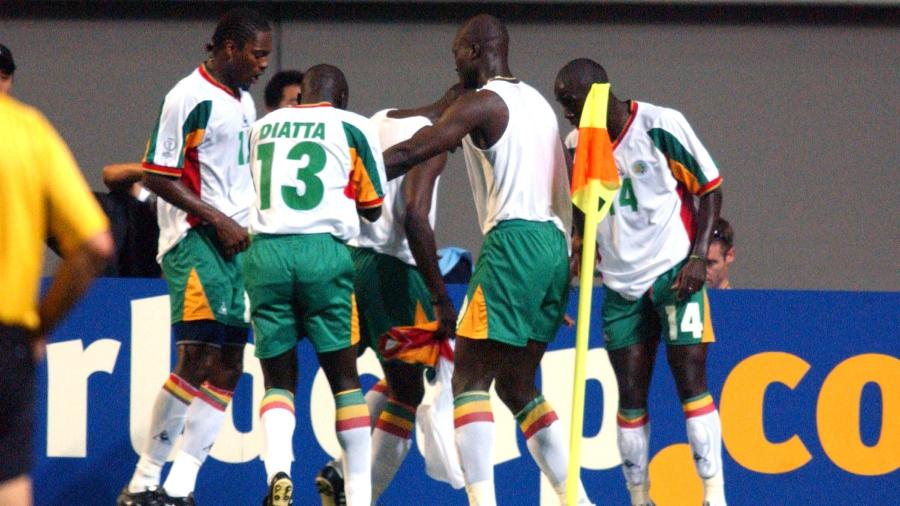 Jogadores de Senegal comemoram o gol anotado contra a França na Copa do Mundo de 2002 - Neal Simpson - EMPICS/Getty Images