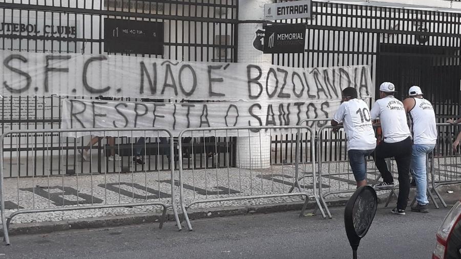 Faixas na Vila Belmiro: Torcida do Santos subiu o tom em protestos na última semana - Reprodução