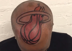 Torcedor se empolga e tatua logo do Miami Heat na cabeça