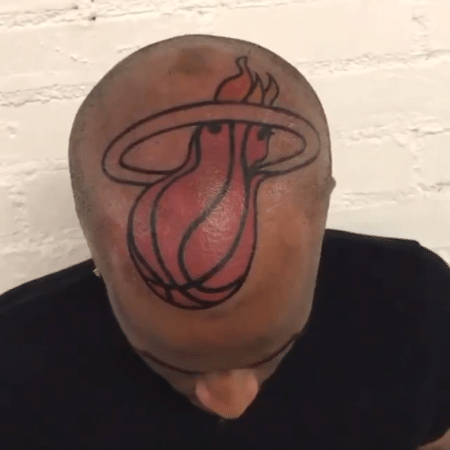 Torcedor tatuou logo do Miami Heat na cabeça - Reprodução/NBA Central