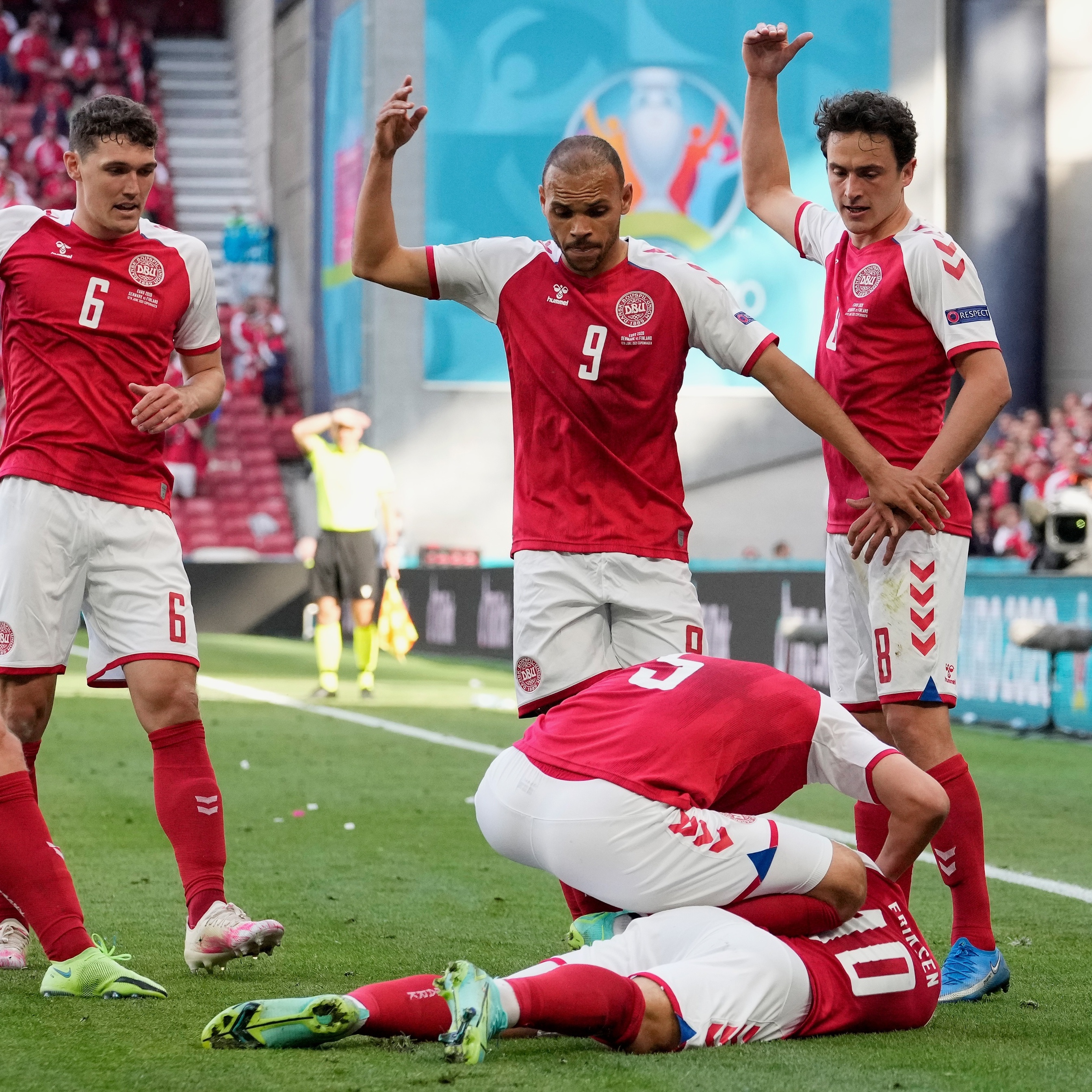 Jogador de futebol americano que teve parada cardíaca durante jogo acorda e  reage a estímulos, Jornal Nacional