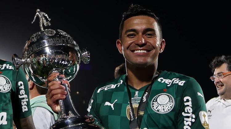 Dudu com a taça do Palmeiras de campeão da Libertadores 2021