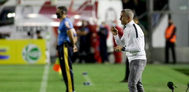 [OPINIÃO] Sylvinho não mostrou que tem areia para o caminhão do Corinthians