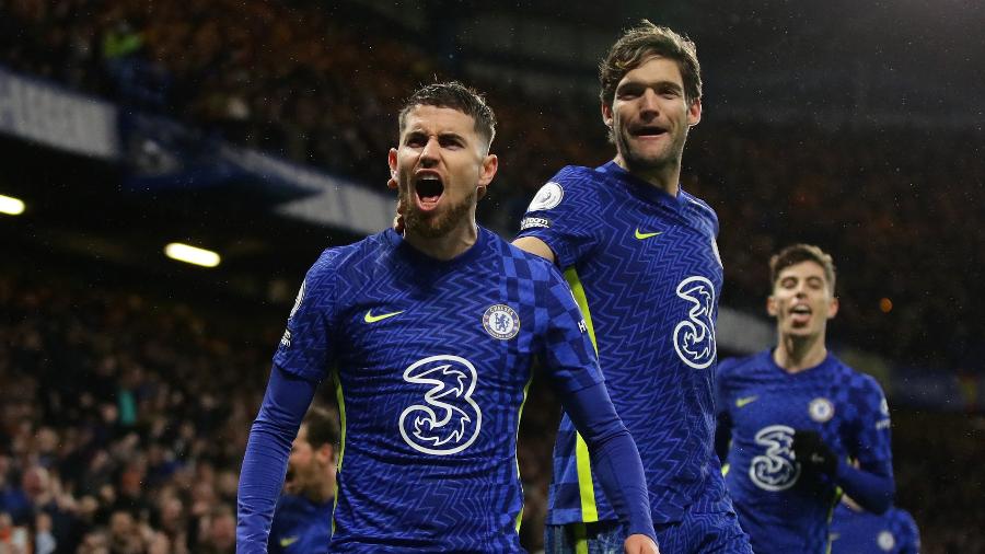 11.12.21 - Jorginho, do Chelsea, comemora seu gol com Marcos Alonso em jogo contra o Leeds pela Premier League - DAVID KLEIN/REUTERS