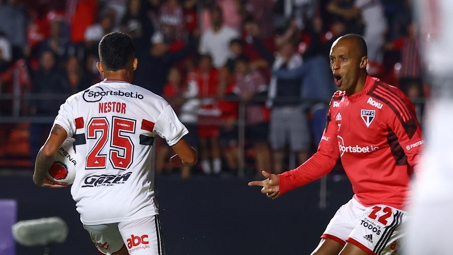 Rodrigo Nestor comemora seu gol de empate pelo São Paulo contra o São Bernardo - Marcello Zambrana/AGIF