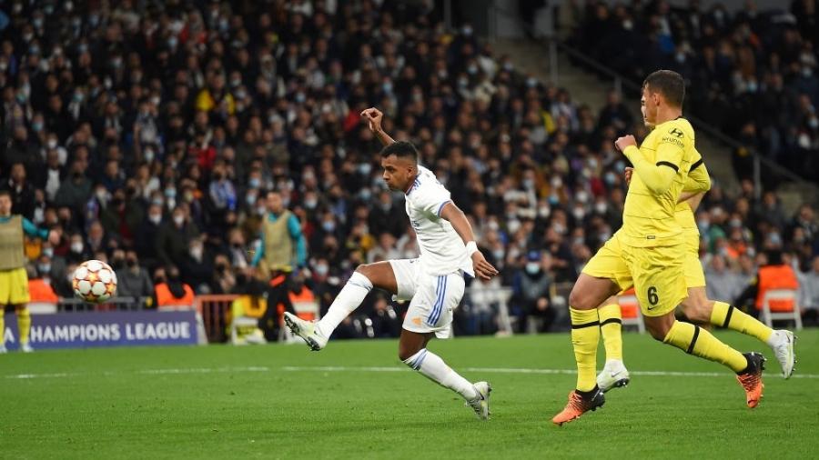 Rodrygo finaliza para marcar gol do Real Madrid contra o Chelsea na Liga dos Campeões - Denis Doyle - UEFA/UEFA via Getty Images