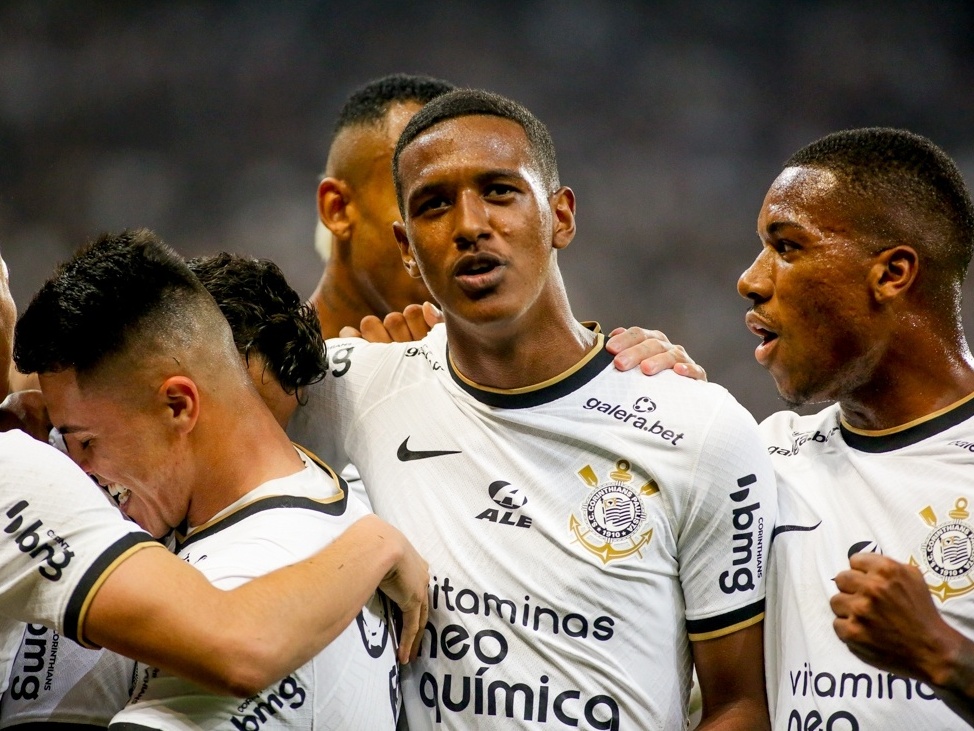 Como foi a estreia do zagueiro Robert Renan na Arena Corinthians