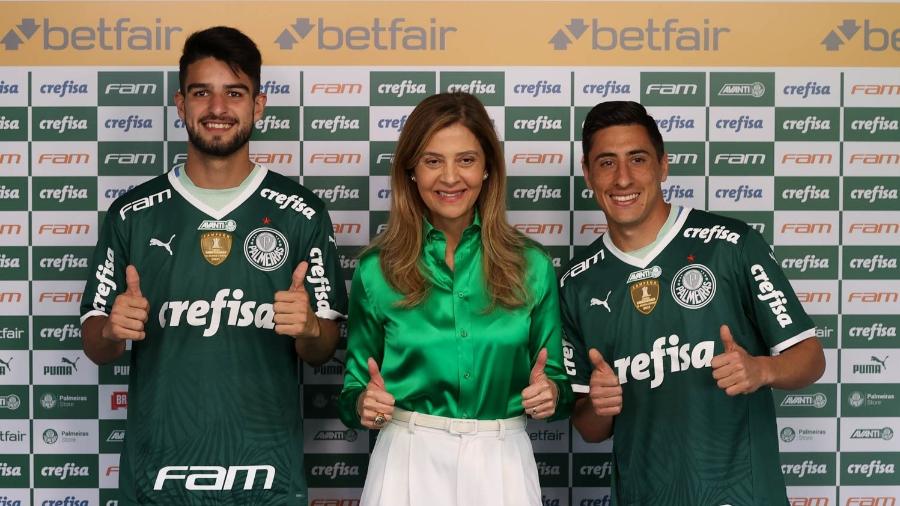 Flaco López e Merentiel durante apresentação no Palmeiras, ao lado da presidente Leila Pereira - Cesar Greco