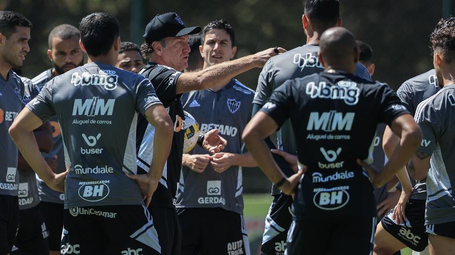 Cuca conversa com os jogadores do Atlético-MG durante atividade na Cidade do Galo - Pedro Souza/Atlético-MG