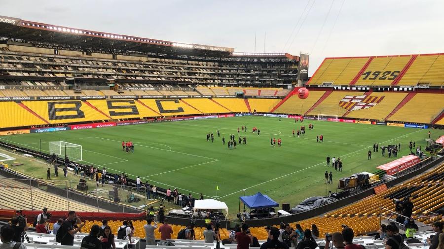 Estádio Monumental, palco da final da Libertadores: eleição do Brasil foi pauta da imprensa equatoriana na tribuna - Bruno Braz / UOL Esporte