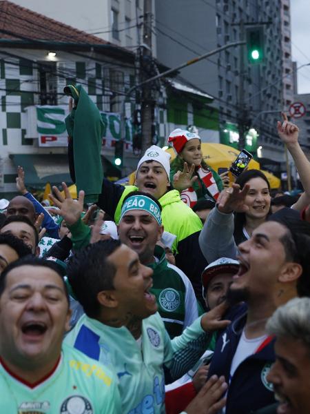 Torcedores do Palmeiras comemoram título do Campeonato Brasileiro nos arredores do Allianz Parque - REUTERS/Amanda Perobelli