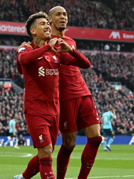 Roberto Firmino e Fabinho comemoram gol do Liverpool contra o Southampton no Campeonato Inglês - Andrew Powell/Liverpool FC via Getty Images
