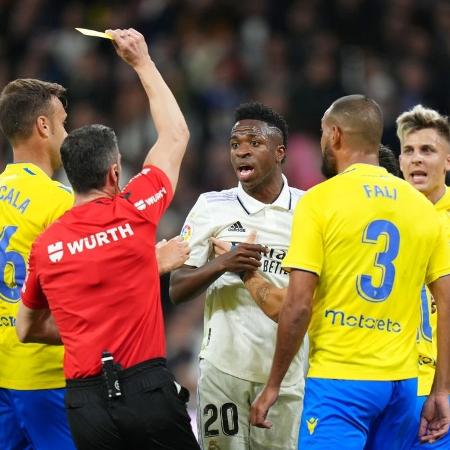 Vini Jr levou cartão amarelo após tirar satisfação com adversário por excesso de faltas na partida entre Real Madrid e Cádiz, pelo Espanhol - Angel Martinez/Getty