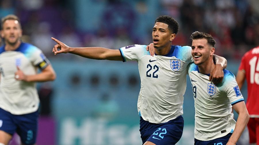 Meio-campista Jude Bellingham comemora primeiro gol da Inglaterra na Copa ao lado de Mason Mount - Anadolu Agency/Anadolu Agency via Getty Images