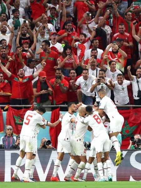 Jogadores de Marrocos festejam gol sobre a Bélgica em frente sua torcida na Copa do Mundo - Elsa/Getty Images