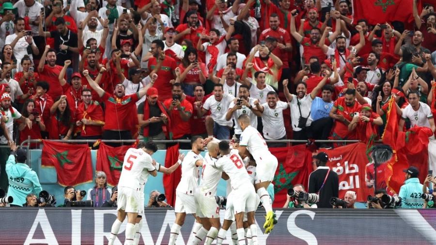 Jogadores de Marrocos festejam gol sobre a Bélgica em frente sua torcida na Copa do Mundo - Elsa/Getty Images