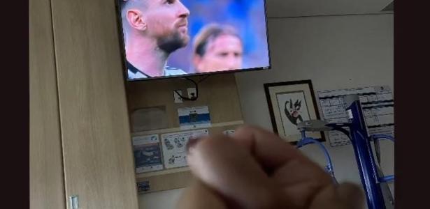 Pelé joga baralho no hospital e filha comemora: 'Vários passos