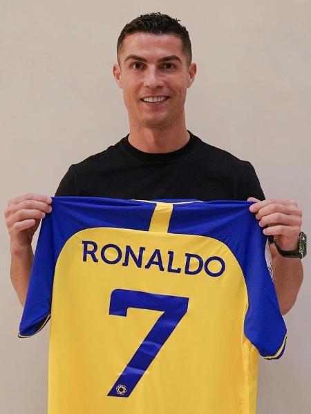 Cristiano Ronaldo posa com a camisa 7 do Al Nassr, da Arábia Saudita - Reprodução/Twitter